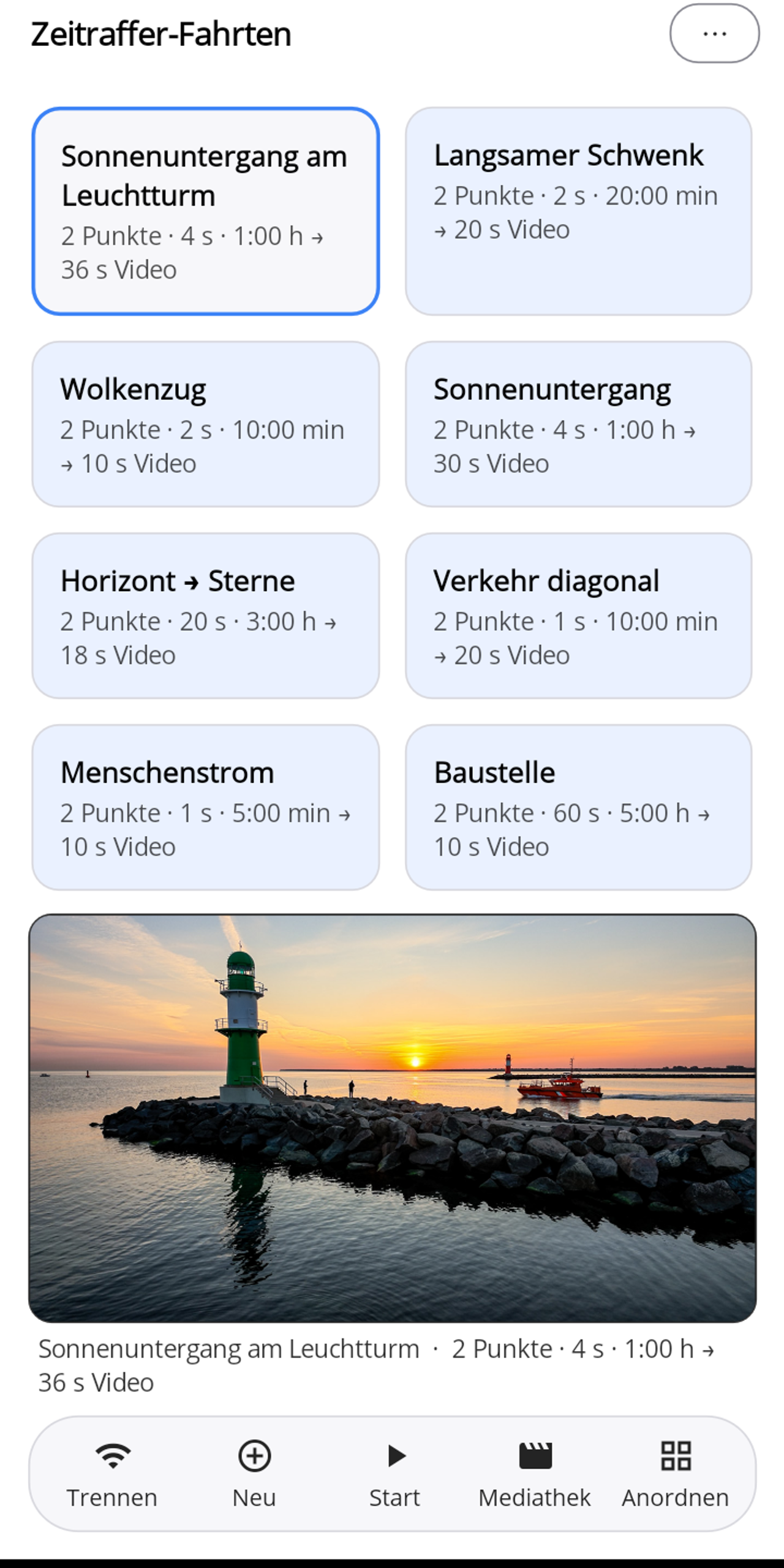 Lapset-Startseite nach dem Verbinden: die eigene Kachel „Sonnenuntergang am Leuchtturm" ist blau umrandet ausgewählt, darunter das Livebild eines Leuchtturms bei Sonnenuntergang und die Fußleiste mit Trennen, Neu, Start, Mediathek und Anordnen.