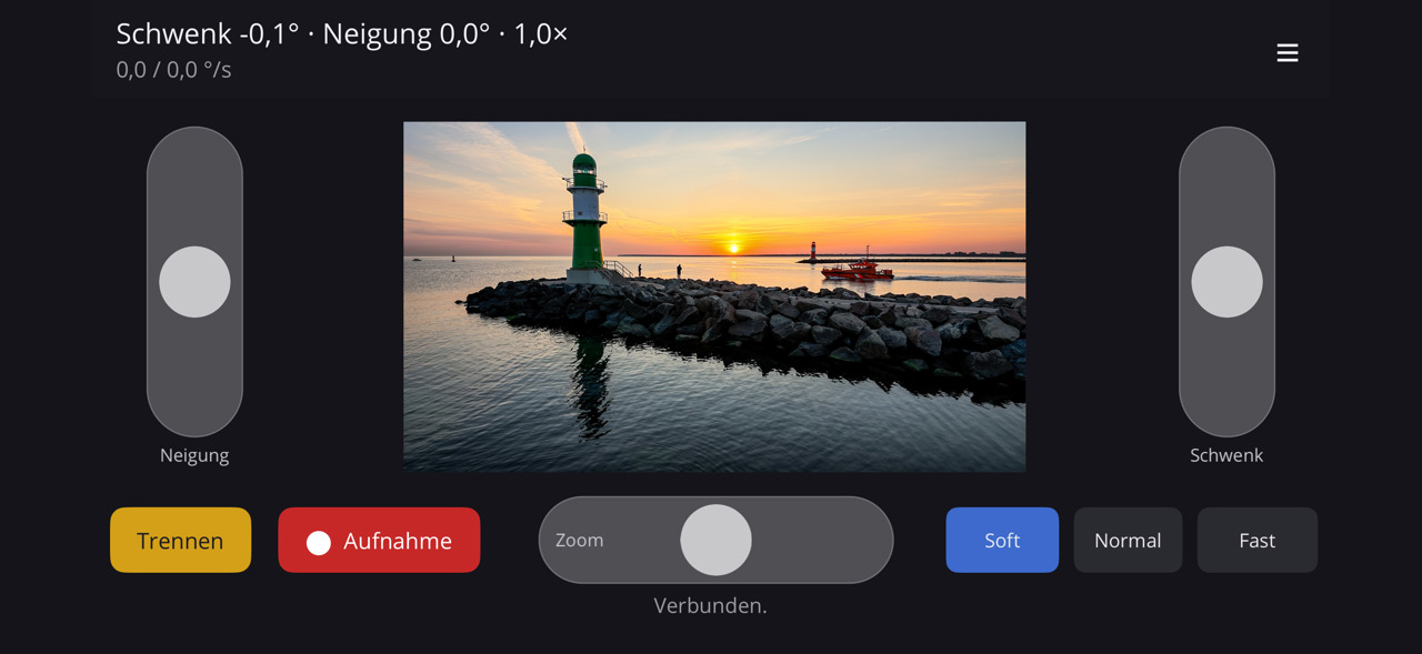 Panset im Quer-Layout: links der Neigungs-Slider, rechts der Schwenk-Slider, in der Mitte das Livebild mit einem Molenfeuer bei Sonnenaufgang, unten Trennen, Aufnahme, Zoom und die Gänge Soft, Normal und Fast.