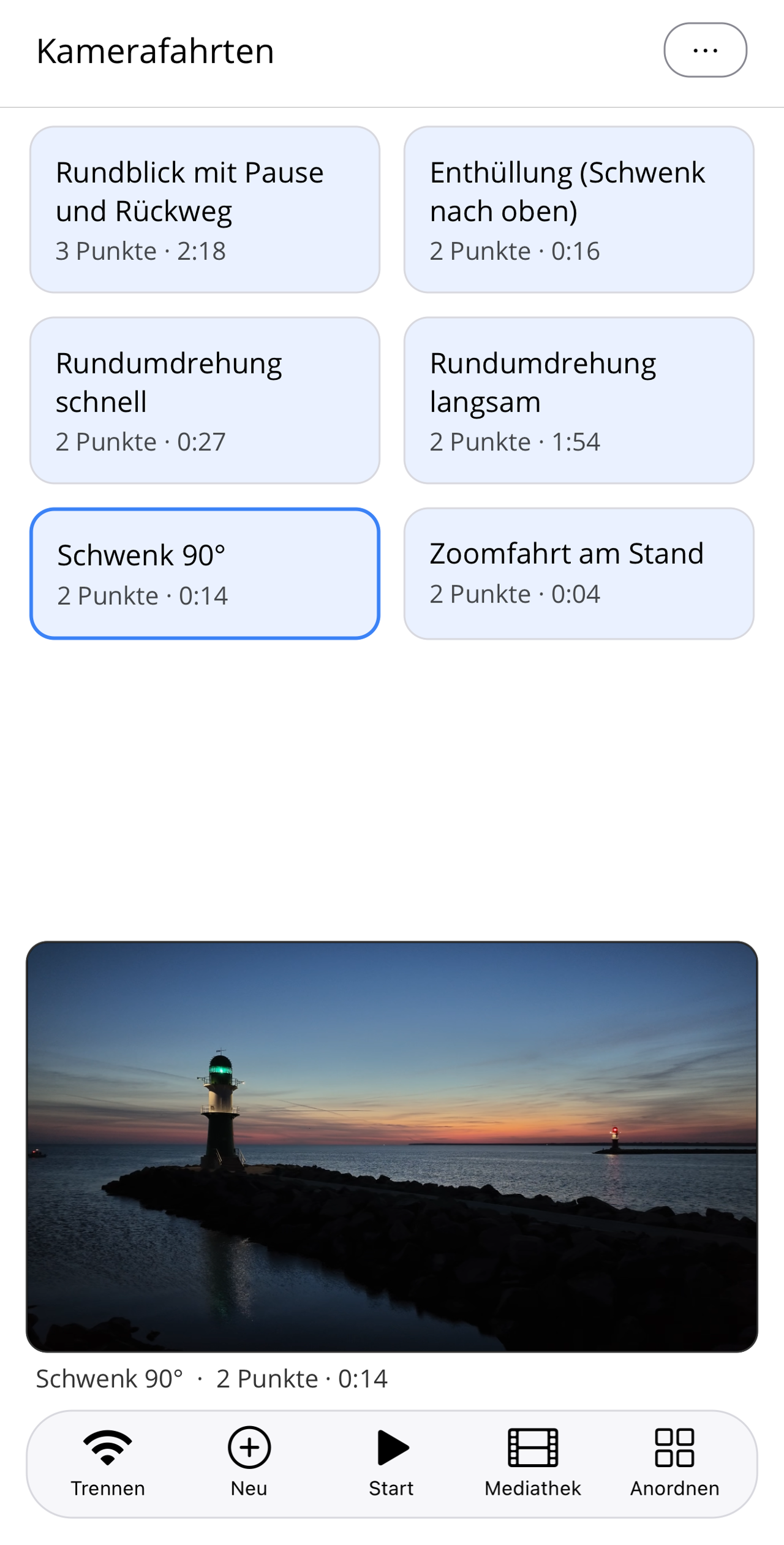 Pathset-Startseite mit ausgewählter, blau umrandeter Kachel „Schwenk 90°"; über der Fußleiste das Livebild der Kamera mit zwei Molenfeuern in der Morgendämmerung.