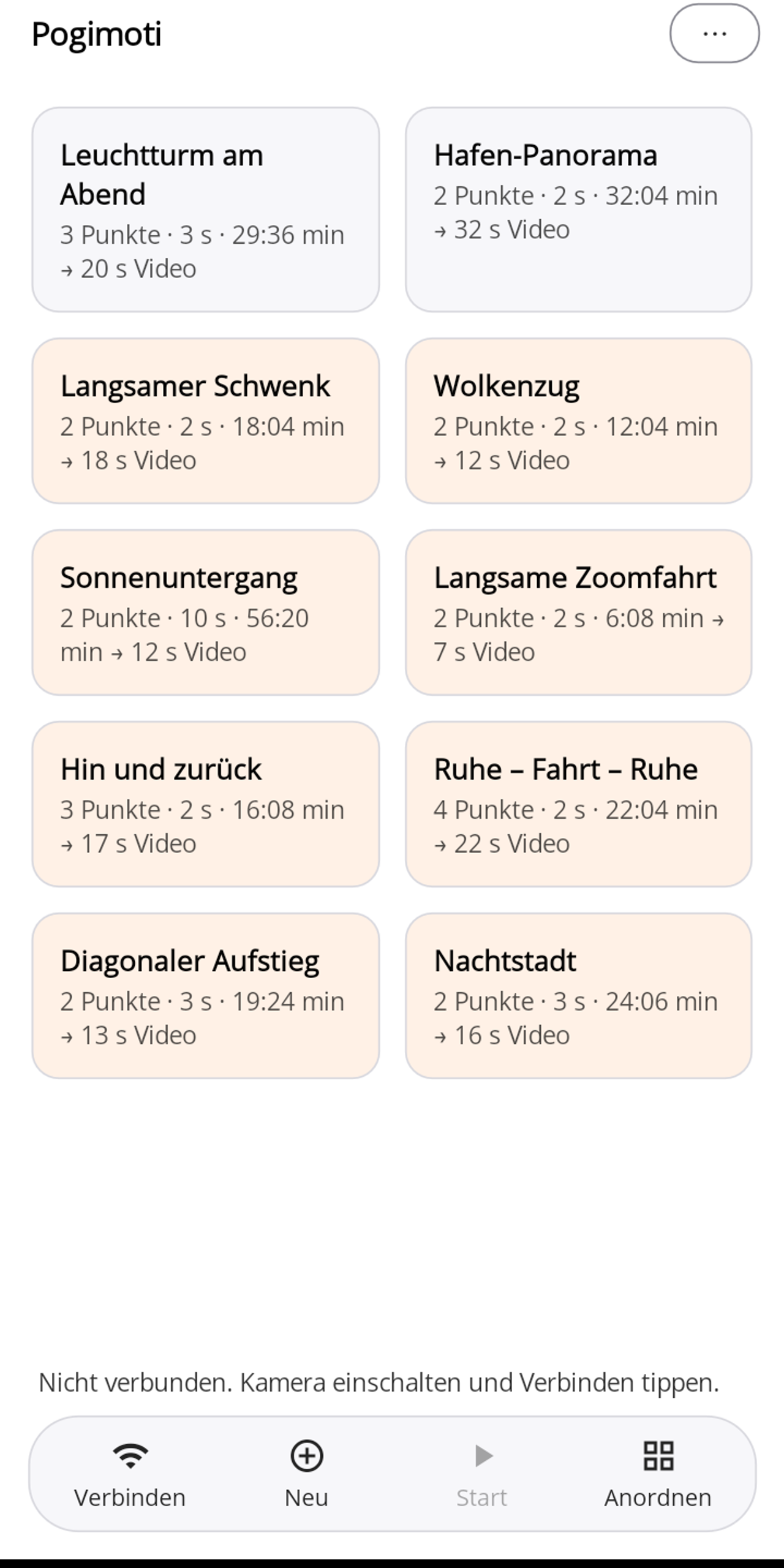 Pogimoti-Startseite ohne Verbindung: oben die eigenen Fahrten „Leuchtturm am Abend" und „Hafen-Panorama", darunter die leicht getönten Vorlagen-Kacheln, unten der Hinweis „Nicht verbunden. Kamera einschalten und Verbinden tippen." und die Fußleiste mit Verbinden, Neu, Start und Anordnen.