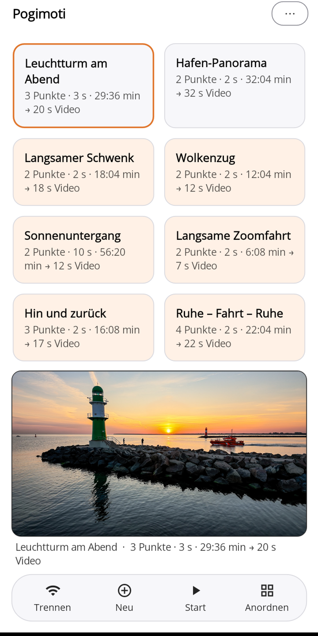Pogimoti-Startseite nach dem Verbinden: die Kachel „Leuchtturm am Abend" ist orange umrandet ausgewählt, darunter das Livebild eines Leuchtturms auf einer Mole bei tief stehender Sonne, die Zeile „Leuchtturm am Abend · 3 Punkte · 3 s · 29:36 min → 20 s Video" und die Fußleiste mit Trennen, Neu, Start und Anordnen.